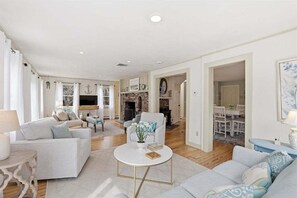 Smart TV - 80 East 080-EL - Modern comfort and convenience in Eastham (Eastham)