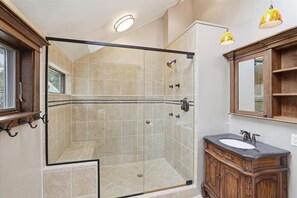 Shower, hair dryer, towels - 80 East 080-EL - Modern comfort and convenience in Eastham (Eastham)