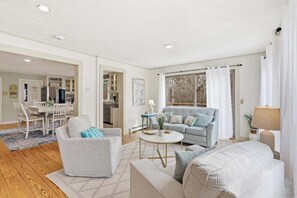 Smart TV - 80 East 080-EL - Modern comfort and convenience in Eastham (Eastham)
