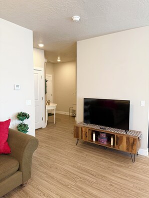 Living area - Cozy bohemian Adventures near Zion, Bryce, Brian head and more! (Cedar City)