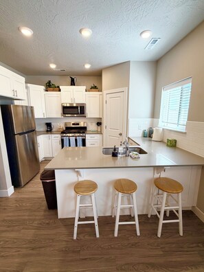 Private kitchen - Cozy bohemian Adventures near Zion, Bryce, Brian head and more! (Cedar City)