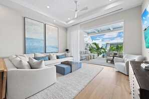 Smart TV, fireplace, stereo - Olde Naples Gem | Beach, Dining & Resort Style Living (Naples)