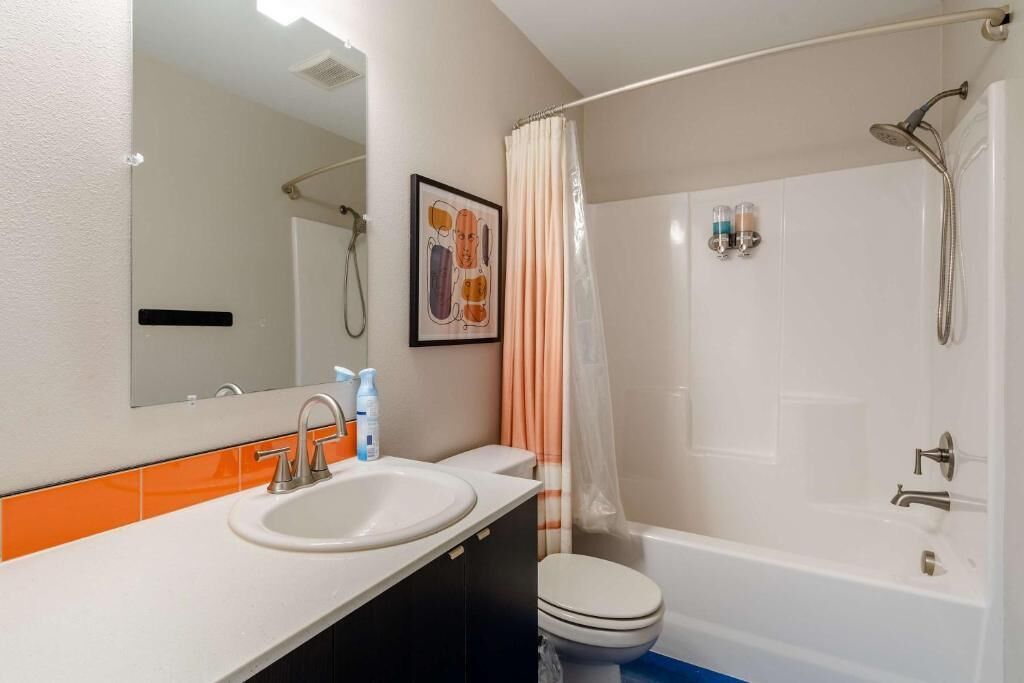 Ein Badezimmer mit Waschbecken, Toilette und Dusche.