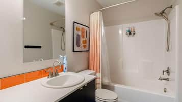 Ein Badezimmer mit Waschbecken, Toilette und Dusche.