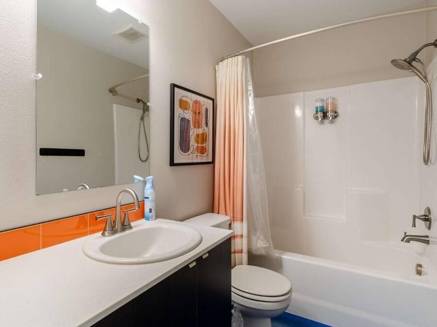Ein Badezimmer mit Waschbecken, Toilette und Dusche.
