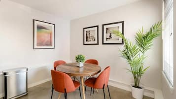 Basic Apartment, Patio | Tempat makan
