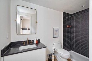 Estudio básico | Baño | Secadora de cabello, toallas, jabón, shampoo
