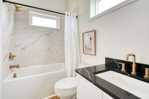 Casa de ciudad Deluxe | Baño | Secadora de cabello, toallas, jabón, shampoo
