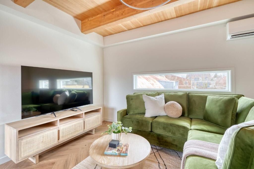 Deluxe Townhome | Living area
