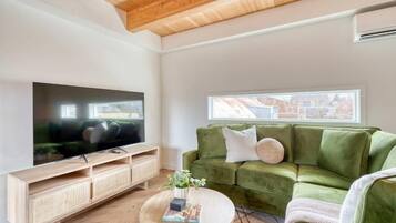 Deluxe Townhome | Living area