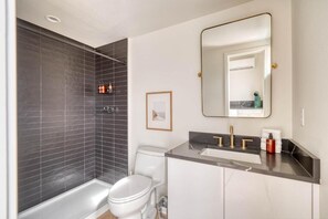 Estudio básico | Baño | Secadora de cabello, toallas, jabón, shampoo