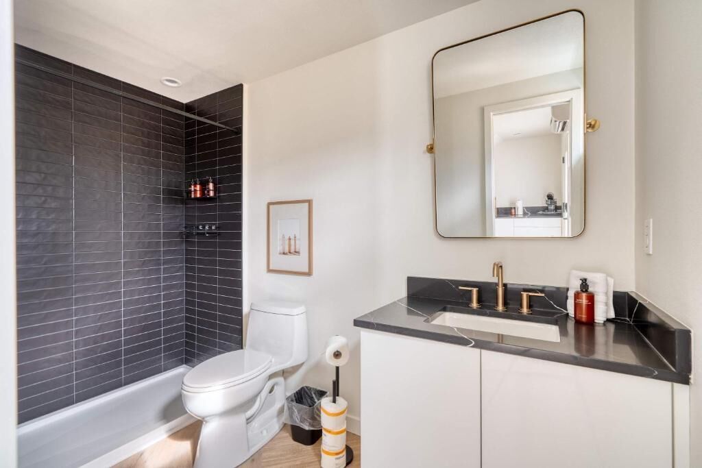 Basic Studio | Bathroom | Hair dryer, towels, soap, shampoo