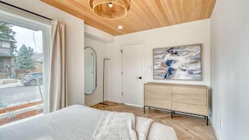 Deluxe Townhome, Patio | WiFi (free), bed sheets