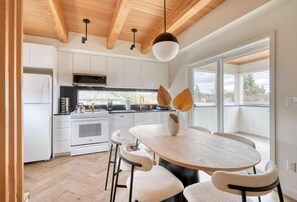 Dining - MIMS (Portland)