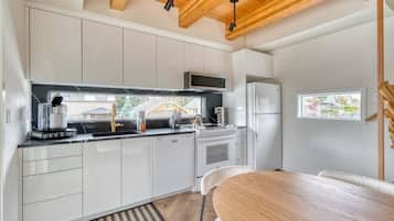 Maison mitoyenne Deluxe, patio | Cuisine privée | Batterie de cuisine, vaisselle et ustensiles
