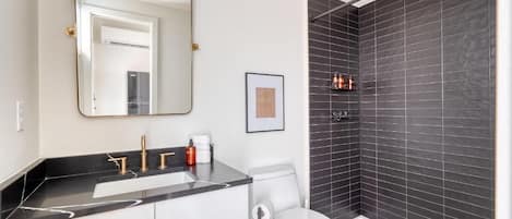 Basic Studio | Bathroom | Hair dryer, towels, soap, shampoo