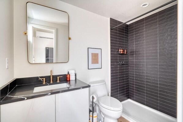 Eenvoudige studio | Badkamer | Een haardroger, handdoeken, zeep, shampoo