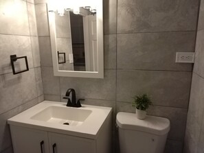 Een haardroger, handdoeken, zeep, toiletpapier