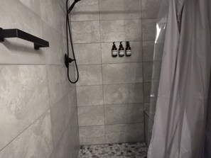 SĂšche-cheveux, serviettes fournies, savon, papier toilette