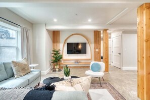 Living area - Mississippi Ave Stay (Portland)