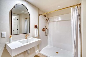 Bathroom - Mississippi Ave Stay (Portland)