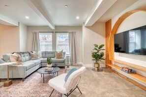Living area - Mississippi Ave Stay (Portland)