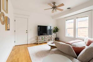 Living area - Mississippi Ave Stay (Portland)