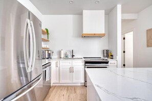 Family Apartment | Private kitchen | Fridge, microwave, dishwasher, cookware/dishes/utensils