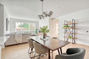 Family Apartment | Dining - Vancouver Ave Stay (Portland)