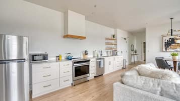 Basic Apartment | Private kitchen | Fridge, microwave, dishwasher, cookware/dishes/utensils