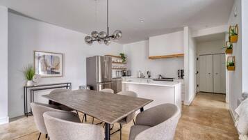 Basic Apartment | Private kitchen | Fridge, microwave, dishwasher, cookware/dishes/utensils