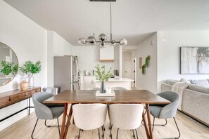 Dining - Vancouver Ave Stay (Portland)