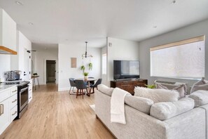 Living area - Vancouver Ave Stay (Portland)