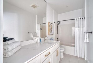 Deluxe-Apartment | Badezimmer | Haartrockner, Handtücher, Seife, Shampoo