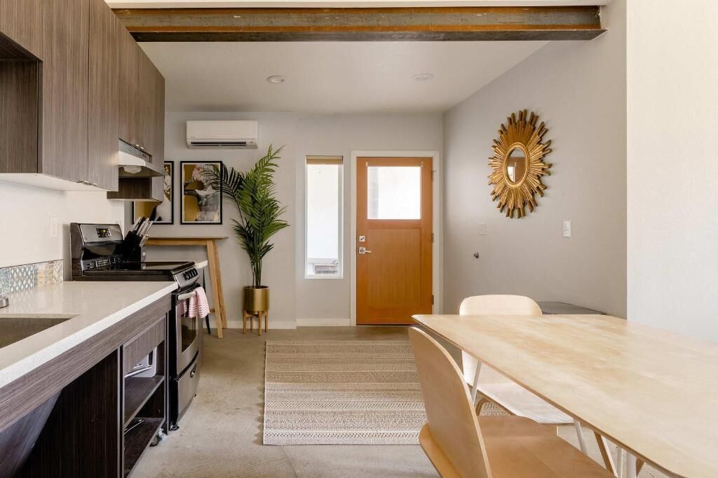 Family Apartment | Private kitchen | Fridge, cookware/dishes/utensils