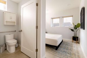 Apartemen Deluks | Kamar mandi | Pengering rambut, handuk, sabun, dan sampo