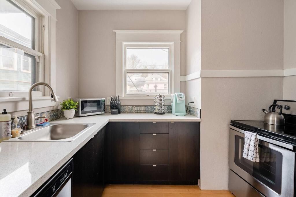 Basic Apartment | Private kitchen | Fridge, cookware/dishes/utensils