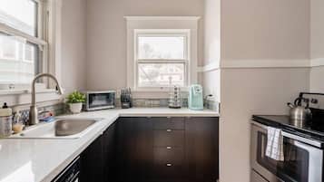 Basic Apartment | Private kitchen | Fridge, cookware/dishes/utensils