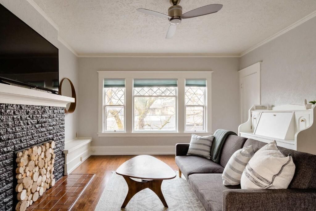 Basic Apartment | Living area