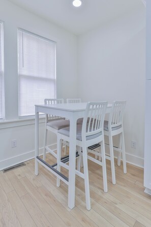 Dining - Little Lamar: Private MTR Suite - Fast WiFi - 30 Night Min (Columbia)