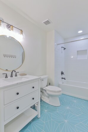 Bathroom - Little Lamar: Private MTR Suite - Fast WiFi - 30 Night Min (Columbia)
