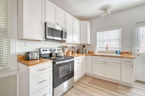 Apartment | Dapur peribadi | Peti sejuk, alat memasak/pinggan mangkuk/perkakas dapur 
