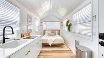 Classic Studio | Private kitchen | Fridge, cookware/dishes/utensils