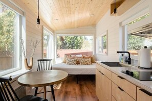 Studio Suite | Private kitchen | Cookware/dishes/utensils - Lodging in Portland (Portland)