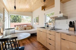 Studio | Private kitchen | Cookware/dishes/utensils - Lodging in Portland (Portland)