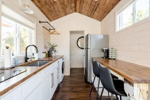 Studio | Private kitchen | Cookware/dishes/utensils - Lodging in Portland (Portland)