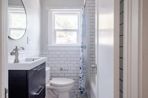 Apartment | Bathroom | Free toiletries, hair dryer, towels, soap - Lodging in Portland (Portland)