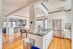 Family Apartment, Patio | Private kitchen | Fridge, cookware/dishes/utensils - Everett St Stay (Portland)