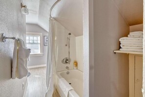 Suite | Kamar mandi | Perlengkapan mandi gratis, pengering rambut, handuk, dan sabun