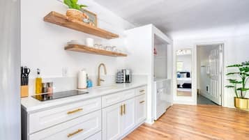 Estudio clásico | Cocina privada | Frigorífico y utensilios de cocina